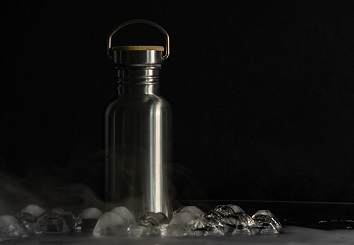 Can I use stainless steel mugs for hot drinks?